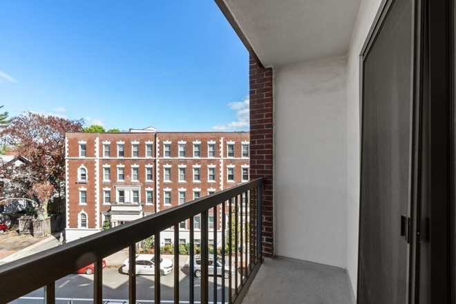 - - Right Close to Campus! Spacious 2 bed 1.5 Bath w/ Laundry in Unit & Off Street Parking Included Apartments