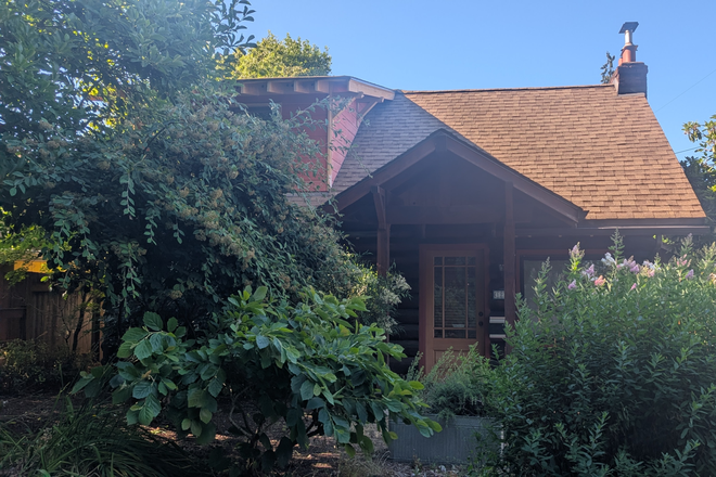 front of the house and garden - lovely 3BR/2BR for rent