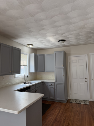 Kitchen w/L shaped solid counter and lots of cabinets - Spacious 3 bed, 1.5 bath w/laundry & parking Duplex