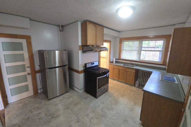 . - HUGE 3 Bed / 2 Bath w/ Parking!! Available NOW! Apartments