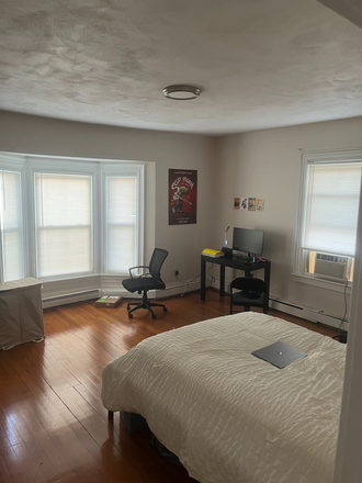Bedroom - Spacious bedroom near Packard's Corner. $1210/month (negotiable) + ~$40 util. 4 bed/2 br apartment