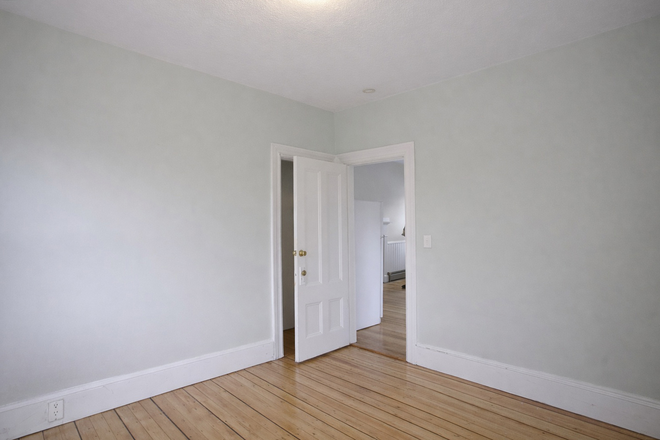 2nd Floor 1st Bedroom - 6BR / 2BA Quiet Fox East Side Providence Apartment
