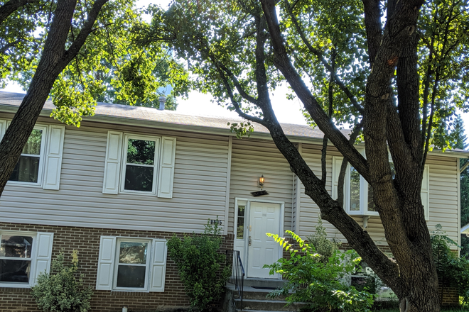 front view - Quiet room in renovated single house; walk to UMD; free parking; Graduate students