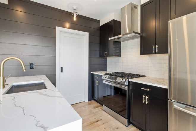 Call NOW for showings! 617-236-8550 - WEBSTER ST - LUXURY WATERFRONT TOP FLR 4BR IN JEFFRIES PT AVAIL *9/1/2026* W/ 2 BATH, LNDRY IN UNIT! Apartments