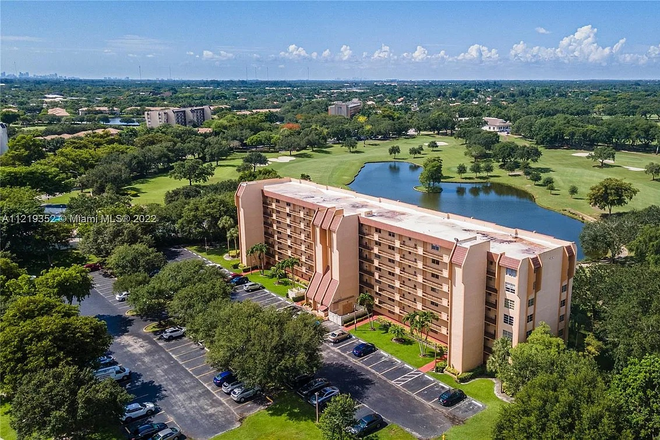 Exterior Aerial View - Rolling Hills Furnished Condo 5min from NSU