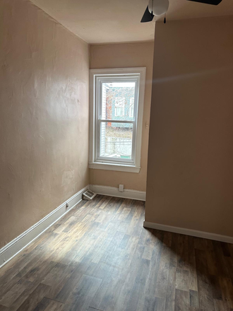 bedroom #3 - Renovated home new hardwood floors and new appliances, near transit & Temple University