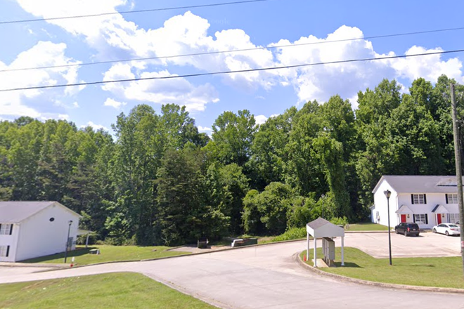 Outside street view - Greenbriar Townhouse close to campus