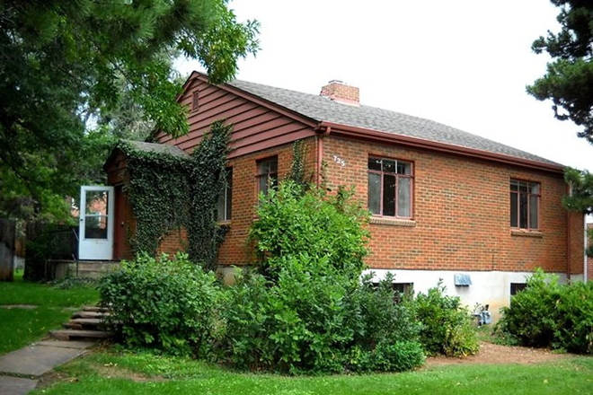 Outside, see tour link for more photos - One bedroom available in this triplex for next school year (fall 2025- spr 2026)