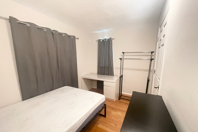 Bedroom A - Private Bedroom in Renovated Home - Walk to Metro in 10 minutes!