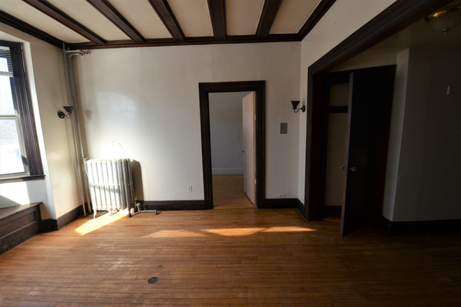 Living Room - Spacious 1 Bed on Fenway --- $2,700 *CONTACT ZEB (401)473-8562* Apartments