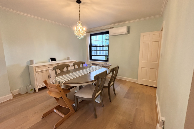 dining room - Charming Coolidge Corner 2 bed/2 bath with garage parking for 10/1 - NO FEE! Apartments