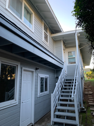 3 entrances - 1 for upstairs rooms / 2 downstairs (1 is for private room) - Shared Home - 1.4 miles away from campus
