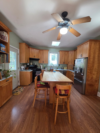 Full Kitchen - Pet-Friendly 3 Bedroom Home: walkable neighborhood, 1 mile from Loyola University