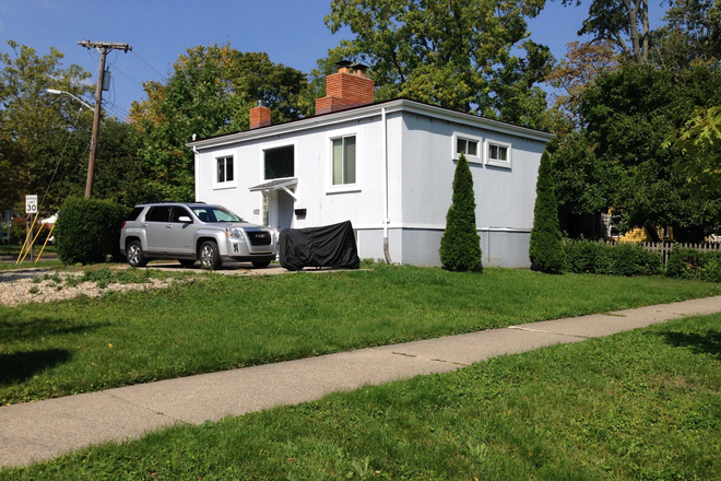 Lawn & sidewalk - $895 rm for grad student in Spacious house/25min walk to UM central/10min walk to Downto