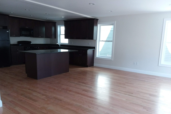 x - Rare 4 Bed / 4 Bath | 1,700 SF | Garage Parking | Central Air | 9/1 Apartments