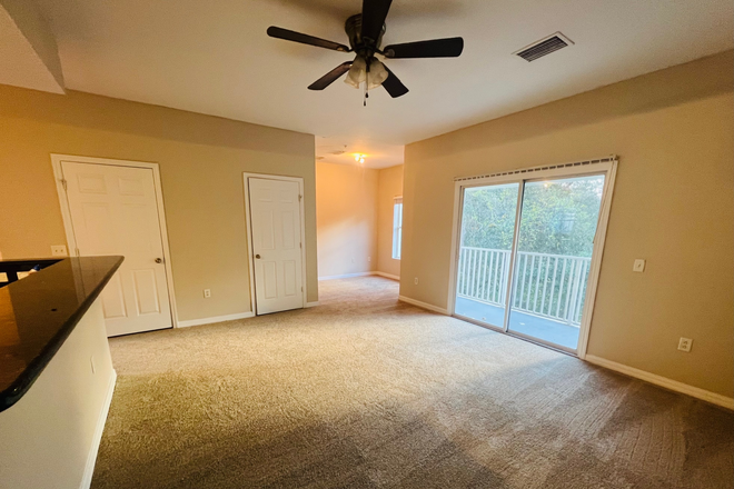 Family room - *4B/4B/2Car Garage*Utilities bill covered by landlord *In-unit laundry (W/D) *1.2 Mile to U Townhome