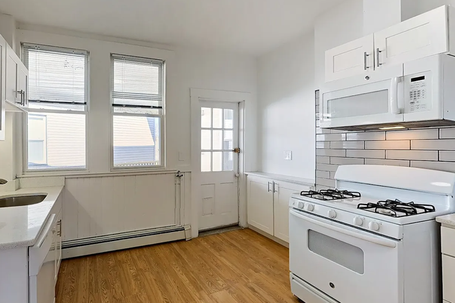 . - **NO BROKERS FEE!!** Amazing 2 Bed / 1.5 Bath w/ LAUNDRY IN UNIT! Avail. 9/1/26!! Apartments