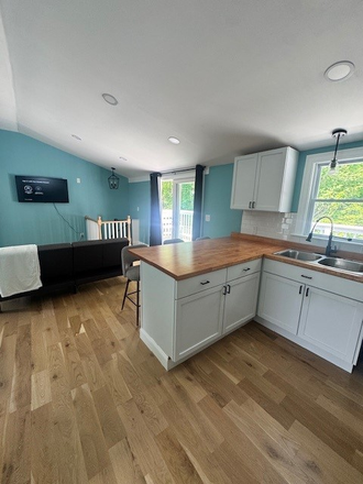 Updated and modern studio with private entrance - All inclusive studio apartment available for 2025-2026 academic year