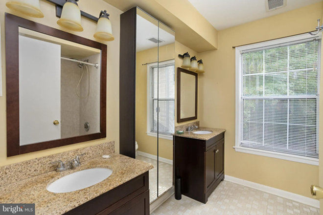 Bathroom - Room in shared 2BR condo-Lassen Ct Princeton