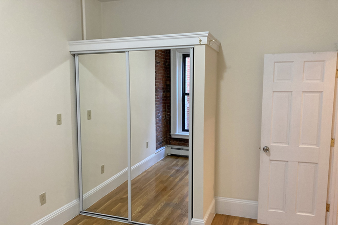 bedroom - Beautiful Large 2 bedrooms with huge living room Back Bay walk to Campus 9/1 Apartments