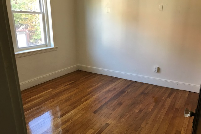 hubrealtyproperties.com - Bright and spacious one bedroom split, walking distance to campus and walks around the reservoir Apartments