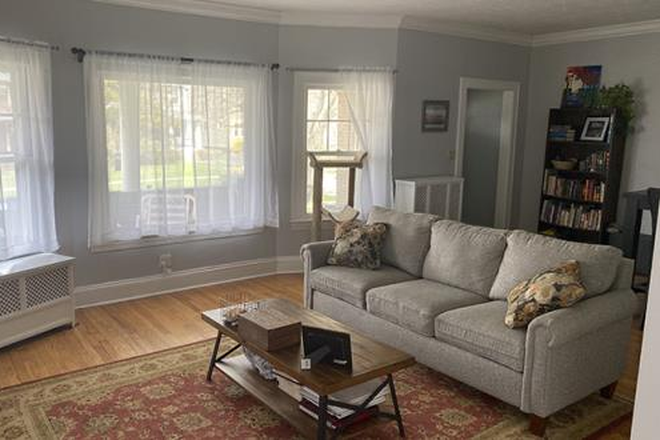 LR - 4 BR house by CWRU (Cedar/Lee)