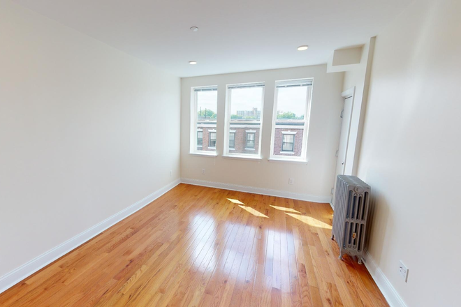 Hub Realty - Beautiful 2 bedroom with renovated kitchen and bath, private deck, on BC shuttle bus Apartments