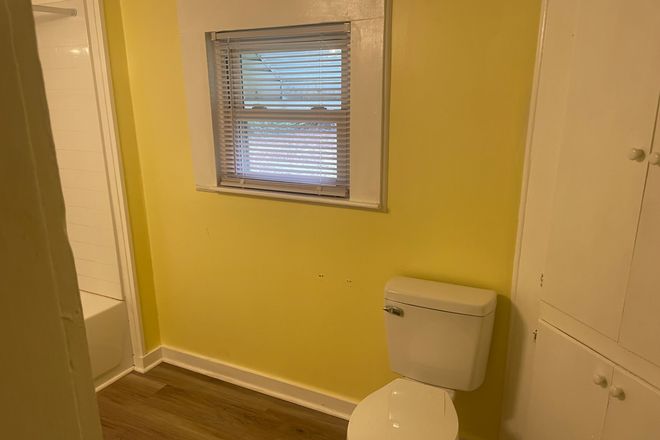 1st Bathroom - Single family home in country