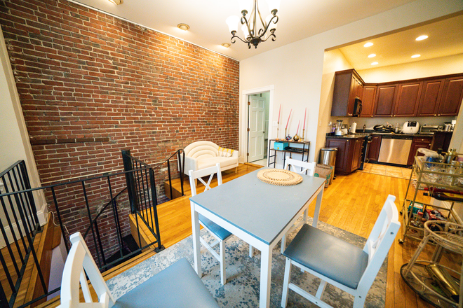 39 Hemenway #1 - [9.1.2025] Rarely available 4 beds /2 baths du-plex on Hemenway St ! Apartments