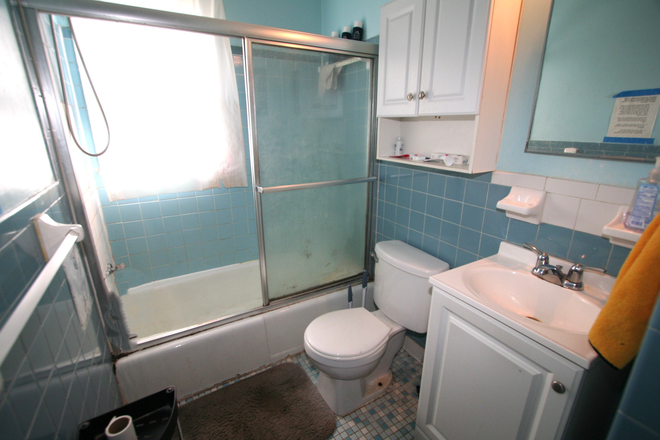 Hall Bath Main Level - Room for Rent Available 1/1/2026 House