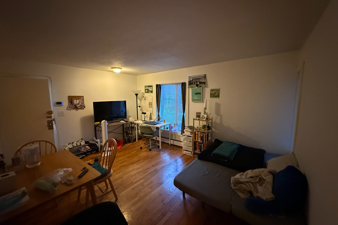 - - No Broker Fee!! Close to Campus! Spacious 1 bed w/ Heat & Hot Water Incld Apartments