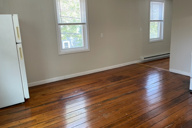 gleaming hardwoods - Clean and uncluttered! Renovated! 6 minutes to Brown Campus! Apartments