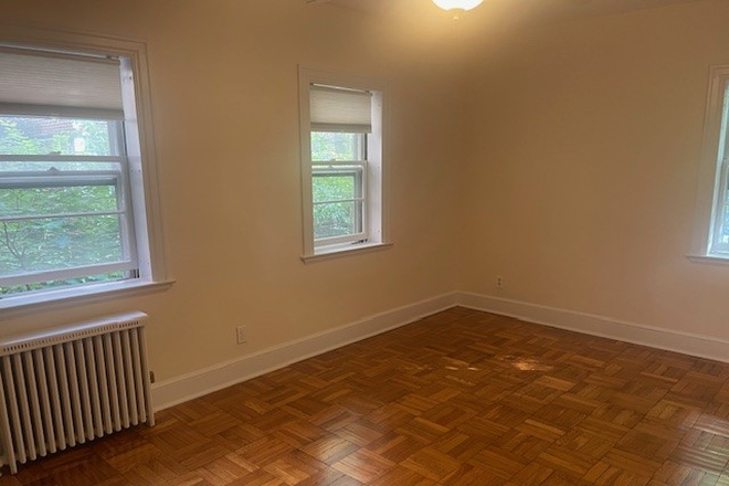 bedroom - No feeFantastic condo in a charming building, roof deck, heat included.