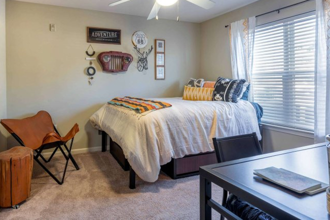 This is a model representation of the bedroom that can be found via the redpoint Tuscaloosa website. Real photos can be sent upon inquiry. - Redpoint Tuscaloosa