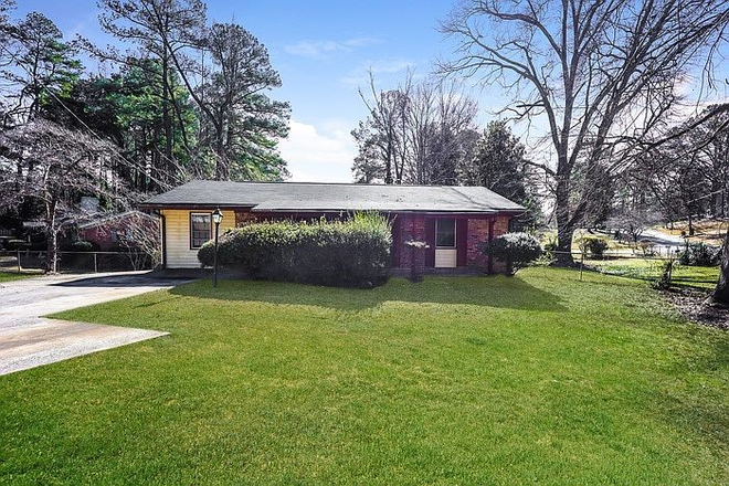 Front of house - Quiet House/Neighborhood in Southwest Atlanta