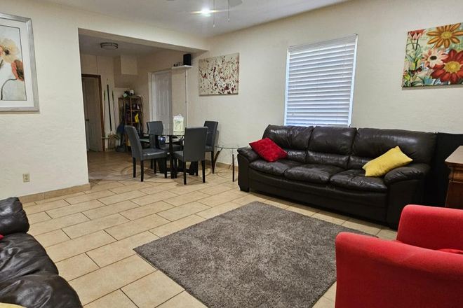 Living Room - 4 bed, 4 bath home <1 mile from campus! Fully Furnished