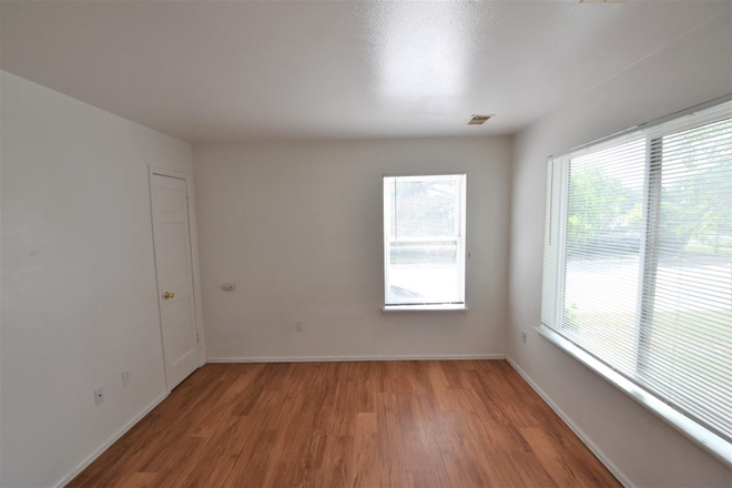 Main living area - Studio unit close to both the Main and East campuses