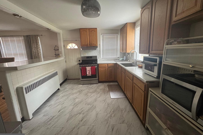 Kitchen - 1 Block from City Ave. Less than 1 mile to St. Joseph's University House