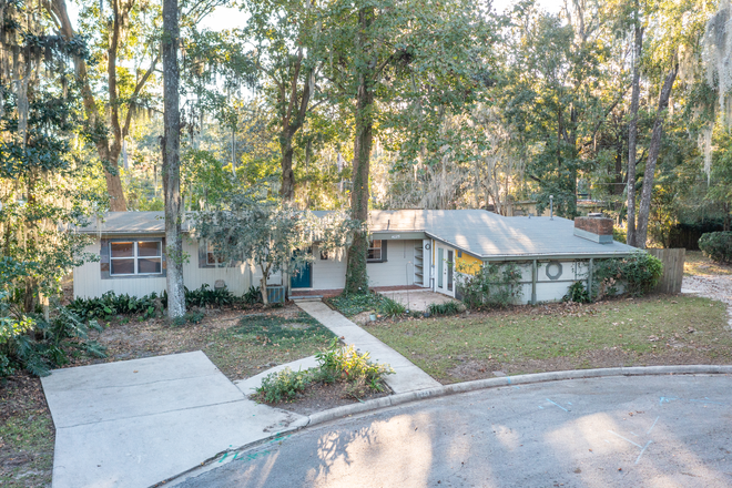 House Outdoor View - Rooms available for students in a nice 6 bed/2 bath house