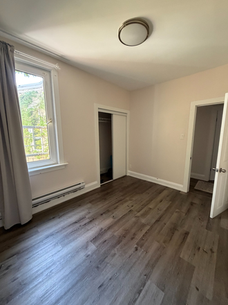 bedroom unfurnished - Private room, 1 year lease, 5 bedroom females, looking for another non-male housemate, laundry incl.
