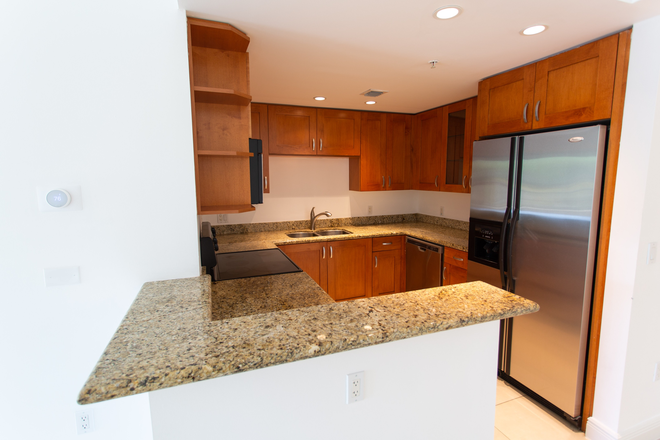 Open kitchen - 2 bedroom / 2 bath - Split floorplan - In Coral Gables