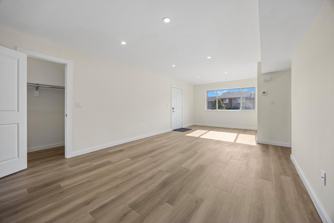 Living - 1BR condo-Bradley Ct-Princeton