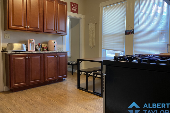 Kitchen - Large 5-Bedroom Duplex!!