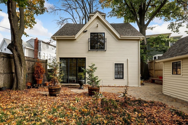 Outside view - Furnished Single-Family House with Parking and Yard