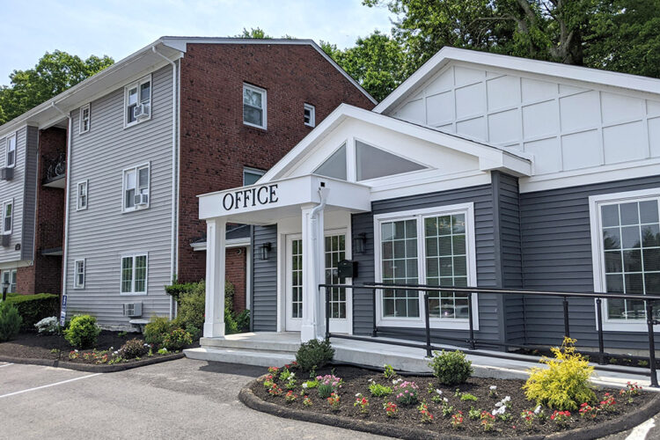Colonial Office - Looking for a FEMALE Grad Student flatmate— Fully Furnished Townhouse for Summer