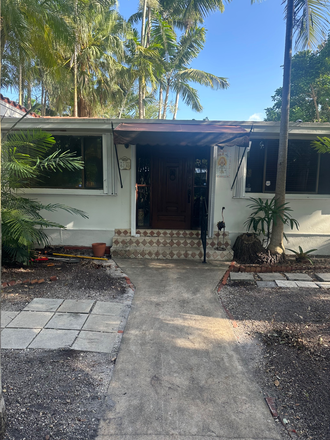 Main house - Beautiful Private entrance Guest House next to UM.