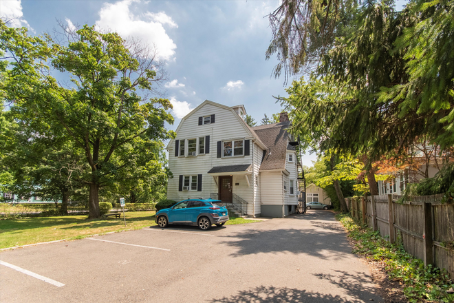 Exterior and parking - 3BR apt-Nassau St-Princeton