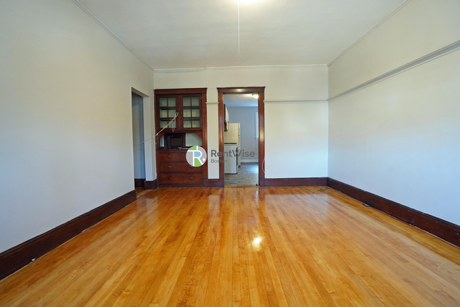 1 - $4,200 – Spacious Brookline 4BD | 9/1 | Near Simmons | No Broker Fee Apartments