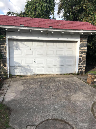 garage - 6 bedroom 3 1/2 baths House