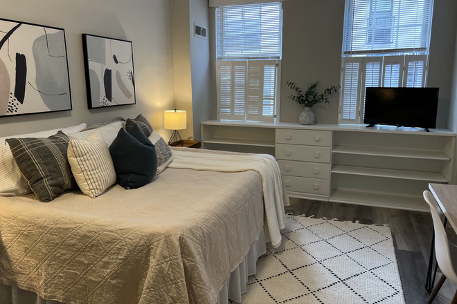 Built-ins - Spacious Studio Available Next to Peabody